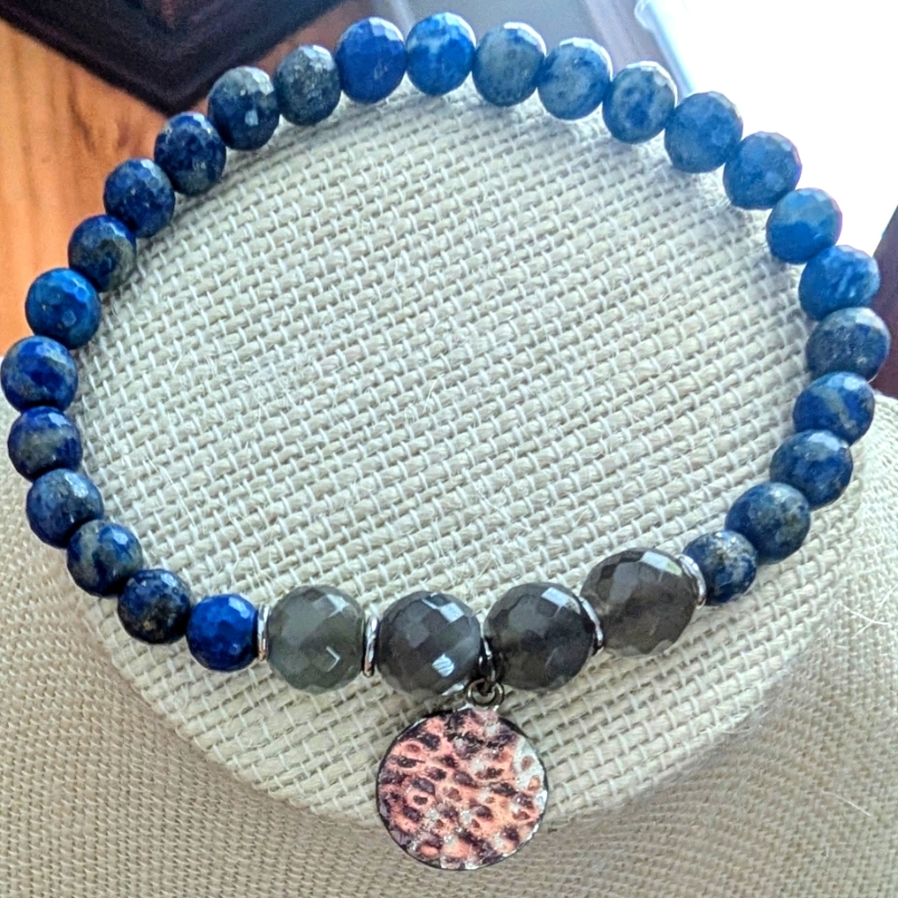 New Natural Stone Bracelet Featuring Blue Lapis Lazuli w/ Dangle Silver Pendant.